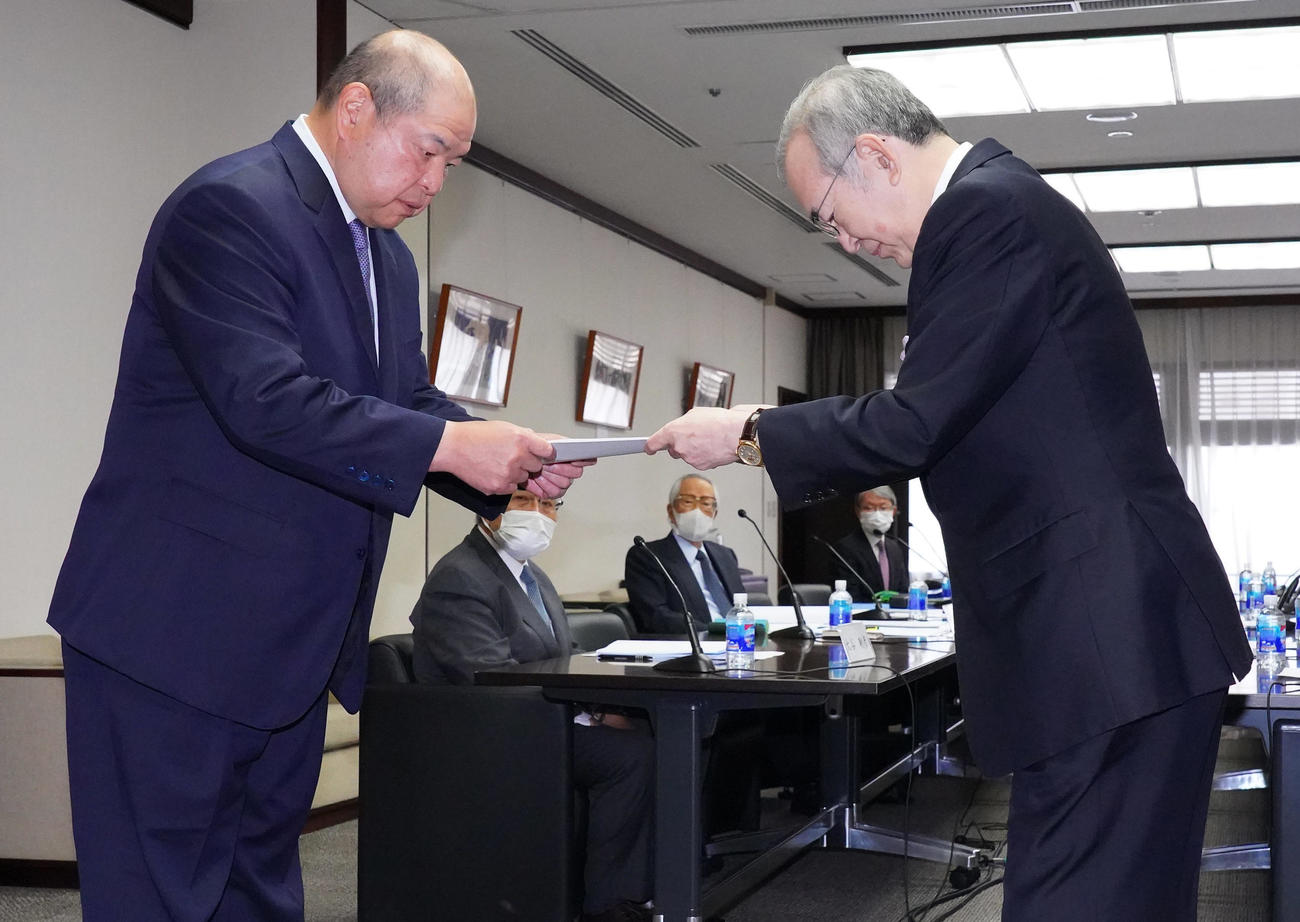 「大相撲の継承発展を考える有識者会議」の山内委員長（右）から提言書を受け取る八角理事長（代表撮影）