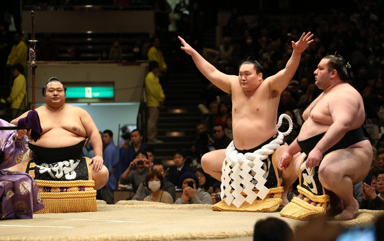 土俵入りする白鵬（中央）。左は太刀持ち豊ノ島（現井筒親方）、右は露払い臥牙丸（2014年2月9日撮影）