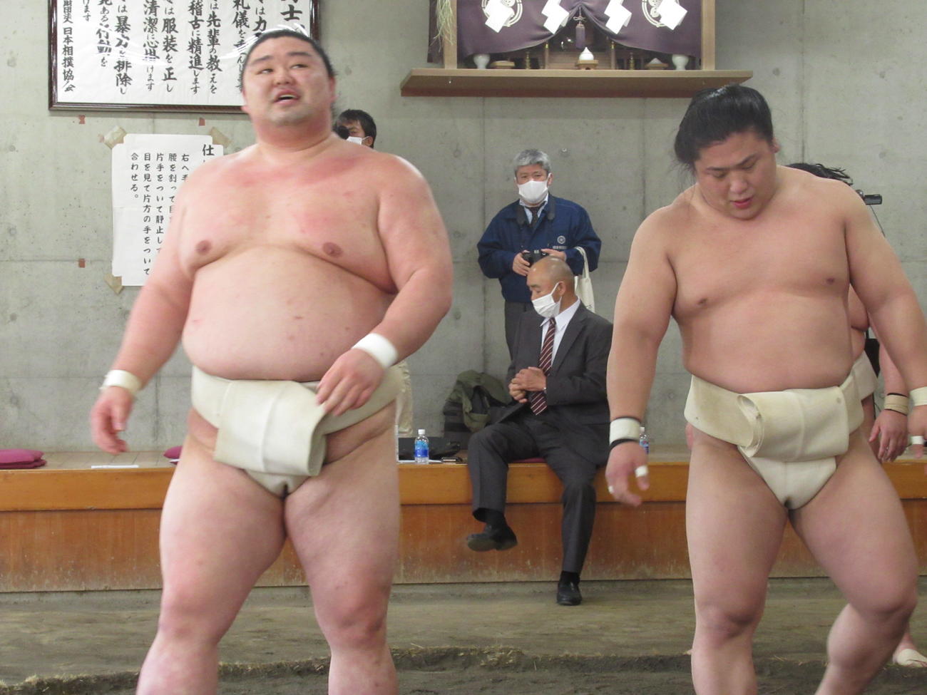 夏場所に向けた合同稽古に参加し、若隆景に敗れて苦笑いを浮かべる正代（左）（代表撮影）
