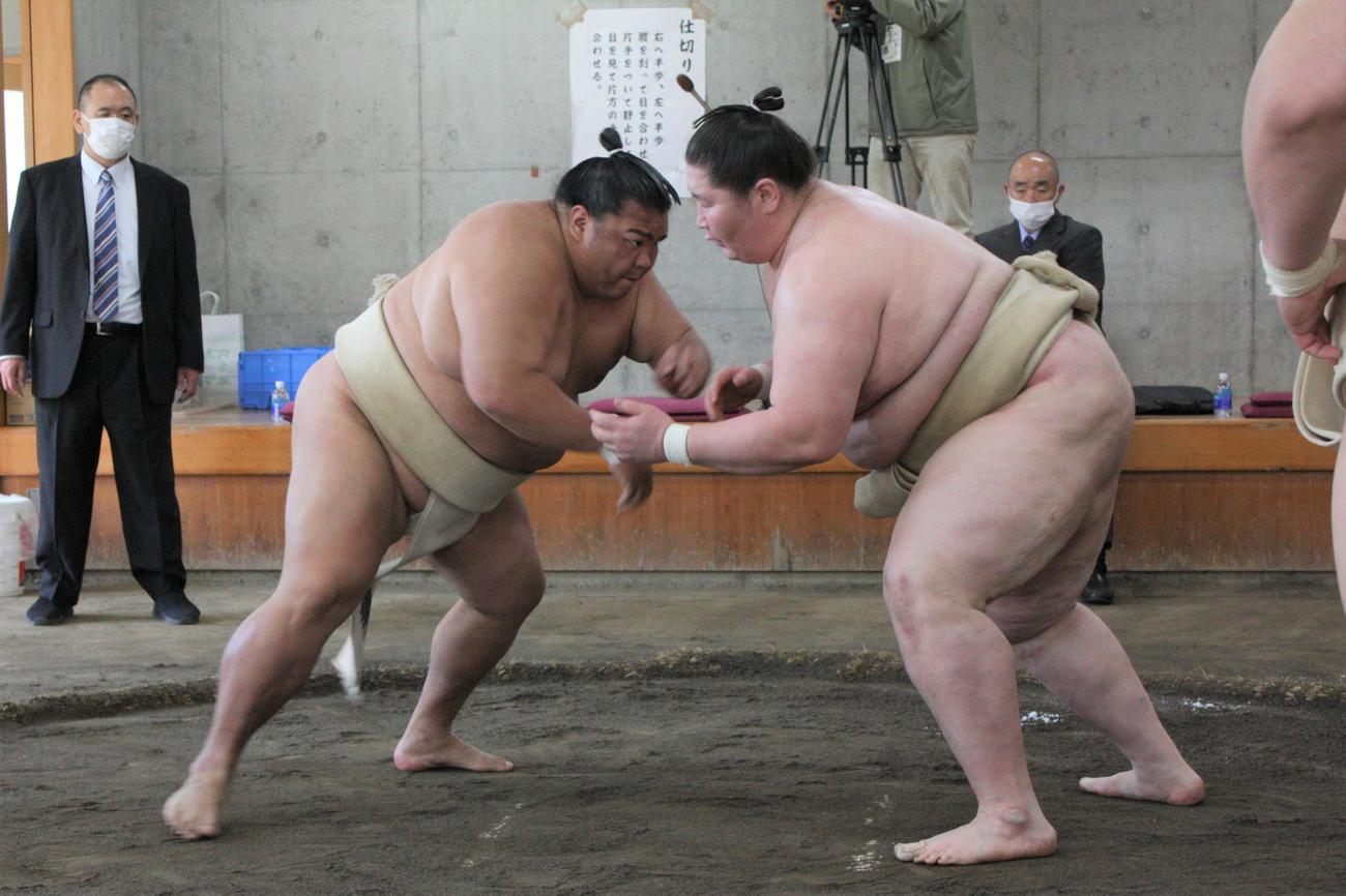 合同稽古で逸ノ城（右）と相撲を取る御嶽海（代表撮影）