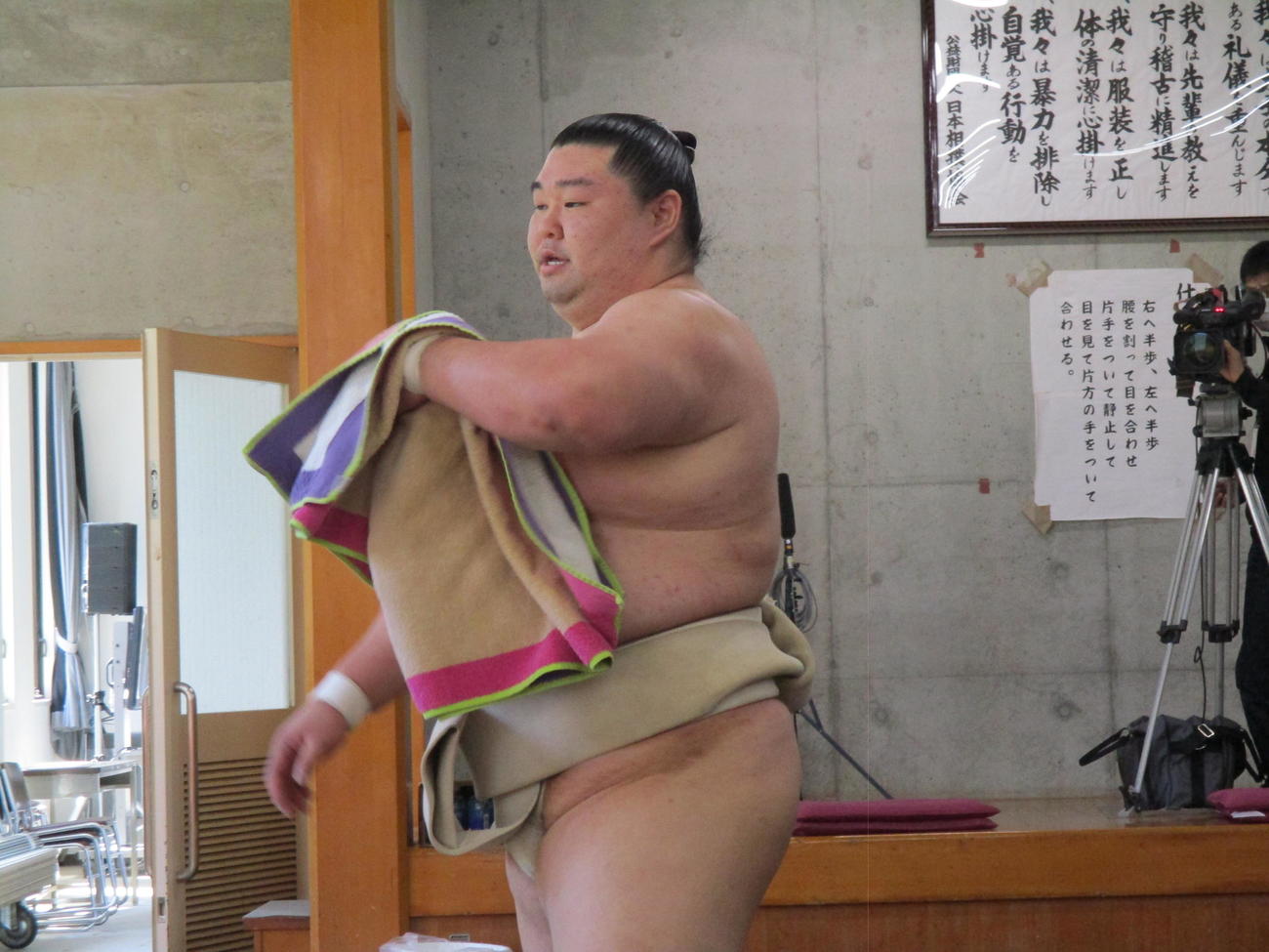 夏場所に向けた合同稽古に参加しタオルで汗を拭き取る正代（代表撮影）