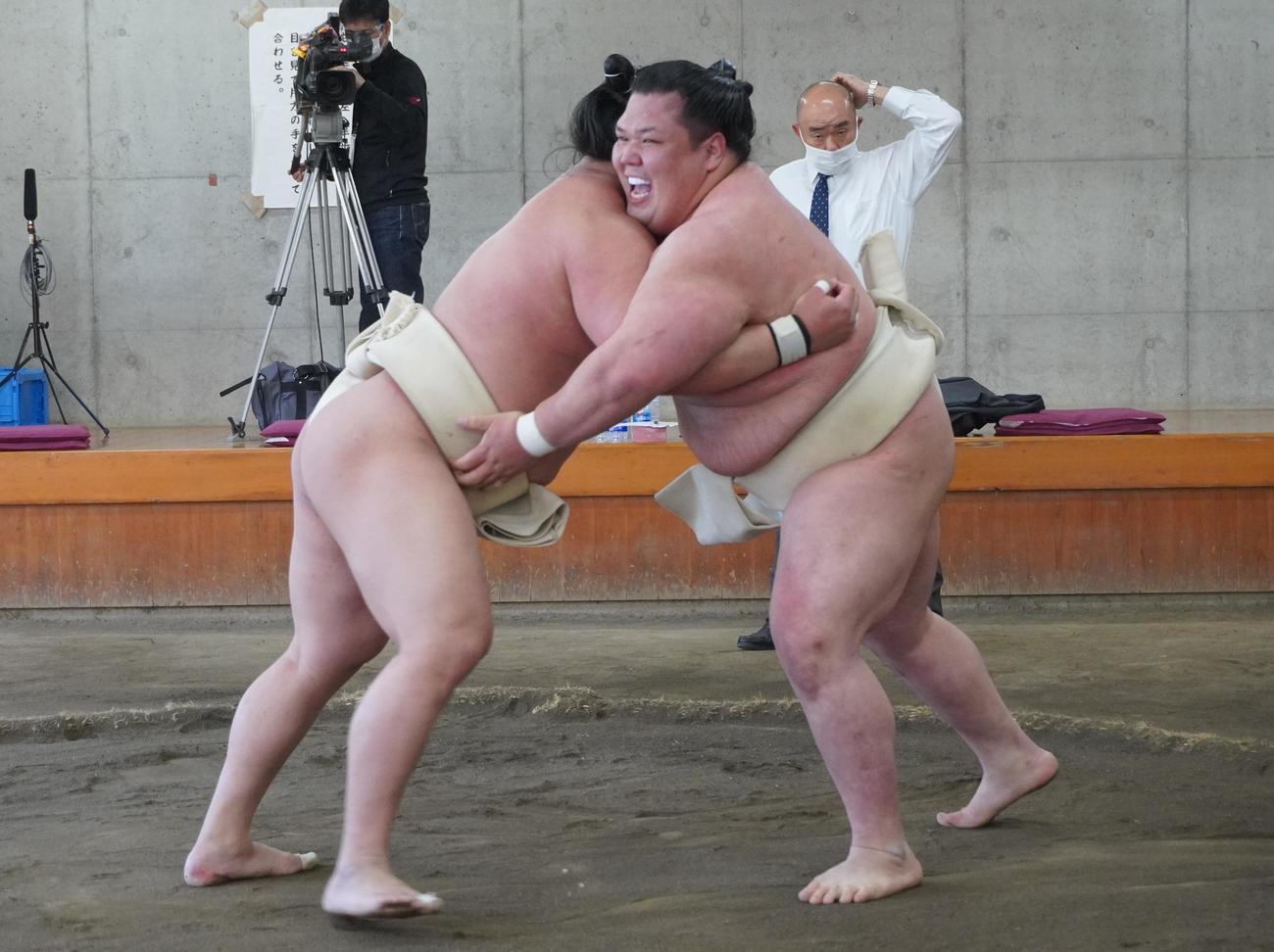 夏場所に向けた合同稽古で関取衆との申し合いに参加した阿武咲（右）（代表撮影）