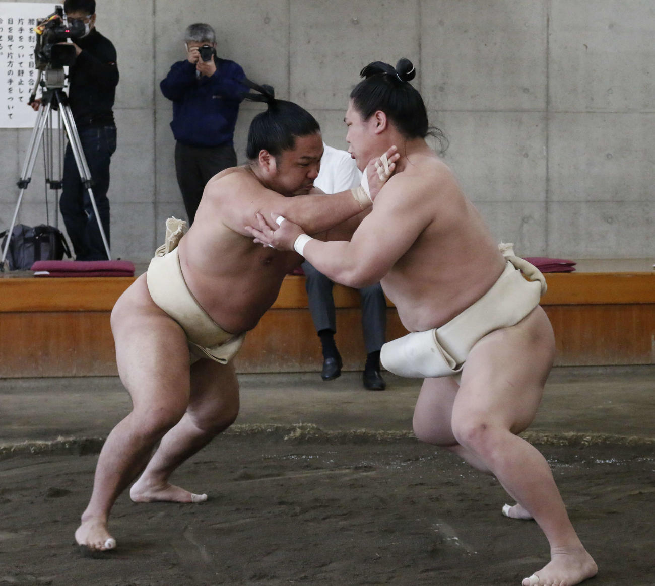 夏場所に向けた合同稽古で関取衆との申し合いに参加する石浦（左）（代表撮影）