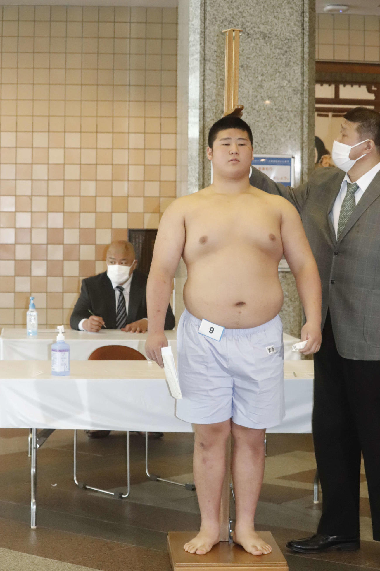 夏場所の新弟子検査を受ける元前頭時津海の次男、坂本正真（日本相撲協会提供）