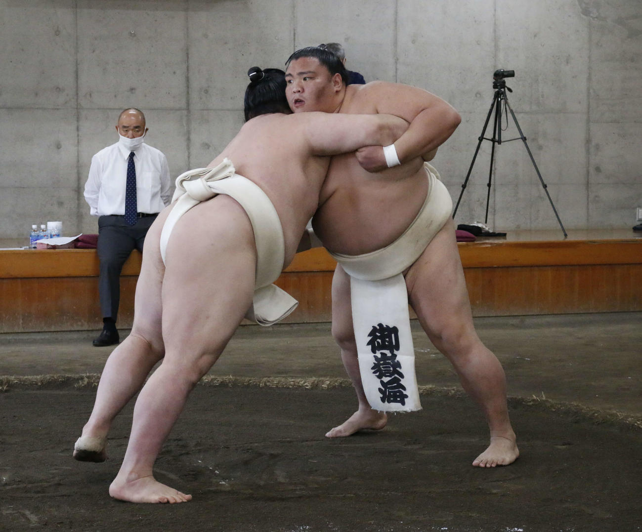 夏場所に向けた合同稽古で関取衆との申し合いに参加した御嶽海（右）（2021年4月22日・代表撮影）