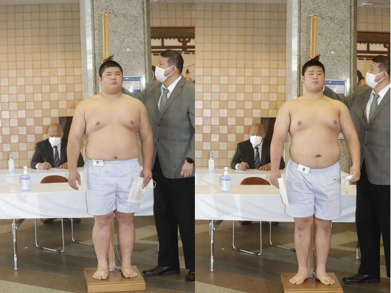 夏場所の新弟子検査を受ける元前頭時津海の長男の木竜皇（左）と次男の春雷（21年4月28日）
