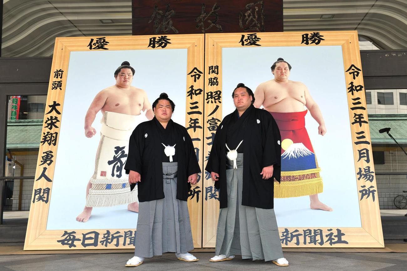 優勝額贈呈式で記念撮影に臨む大栄翔（左）と照ノ富士(代表撮影)