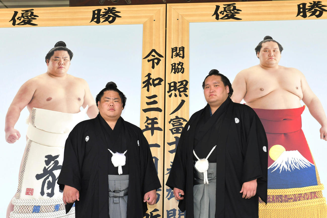 優勝額贈呈式で記念撮影に臨む大栄翔（左）と照ノ富士(代表撮影)