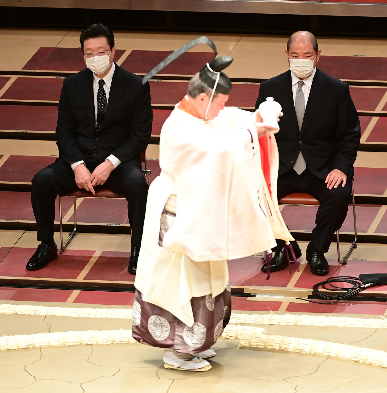 大相撲夏場所の土俵祭に臨む伊勢ケ浜審判部長（左）と八角理事長・中央は行司の式守伊之助（撮影・小沢裕）