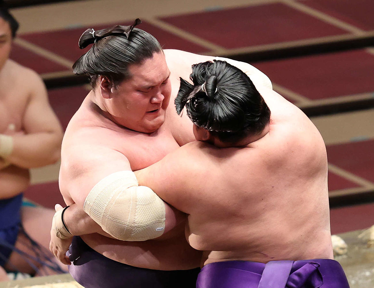 明生（右）を攻める照ノ富士（撮影・鈴木正人）