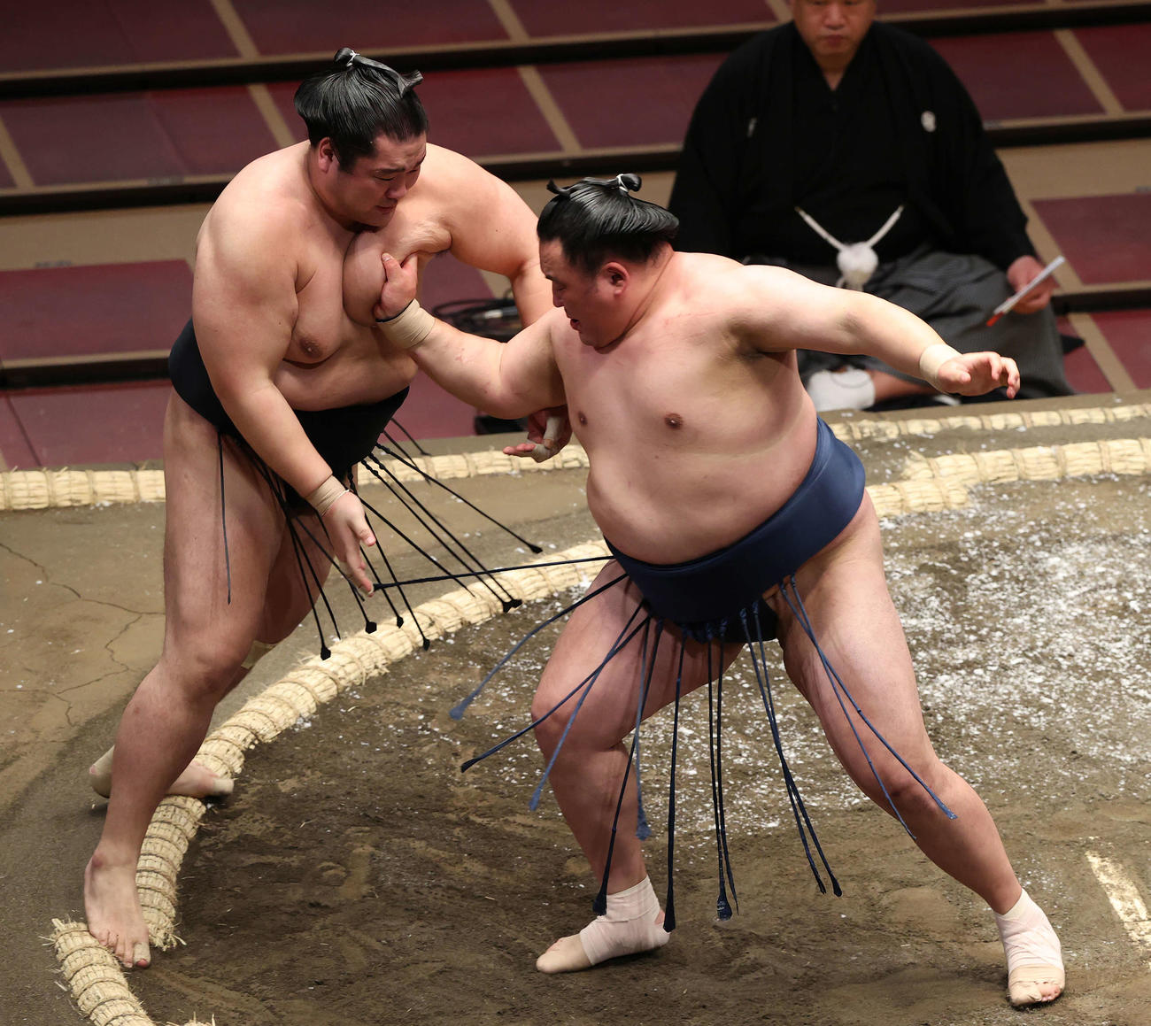 輝（左）を押し出す玉鷲（撮影・河野匠）