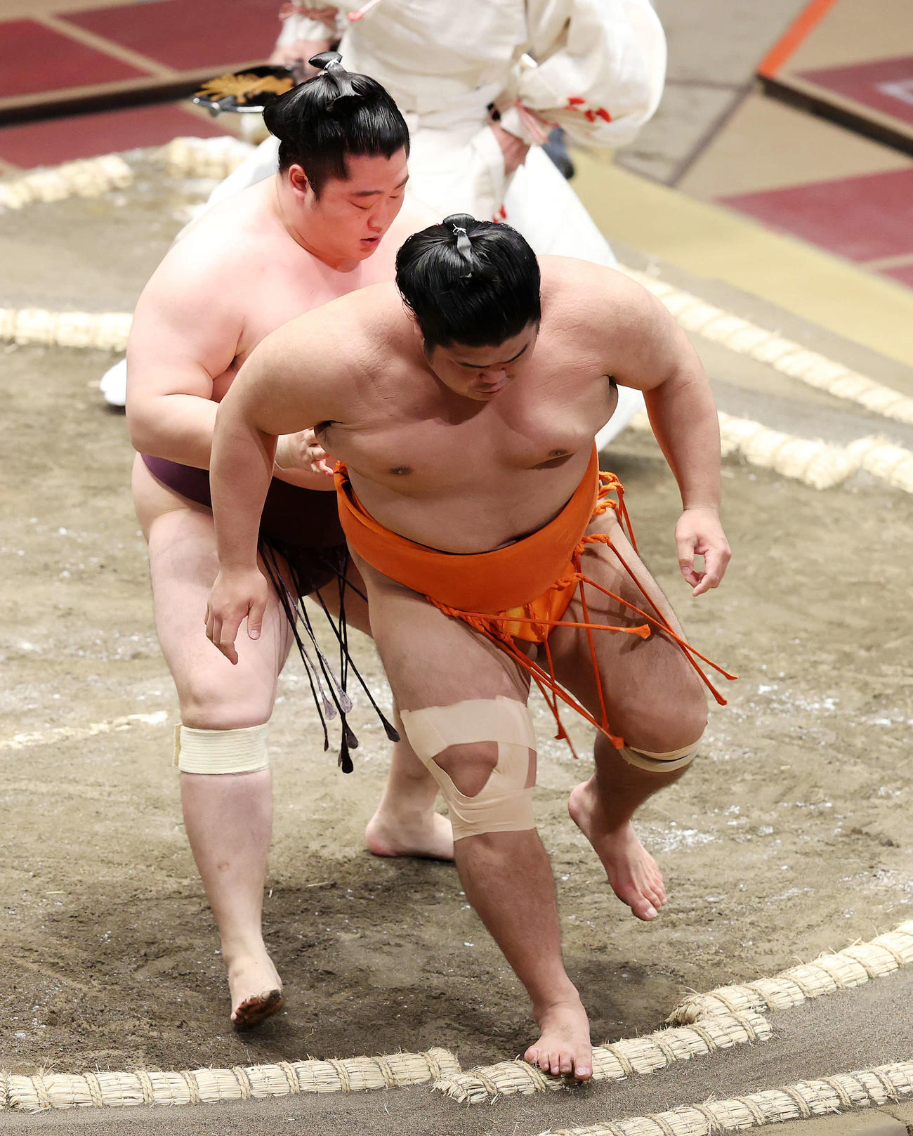 志摩ノ海（手前）を送り出しで破る遠藤（撮影・鈴木正人）