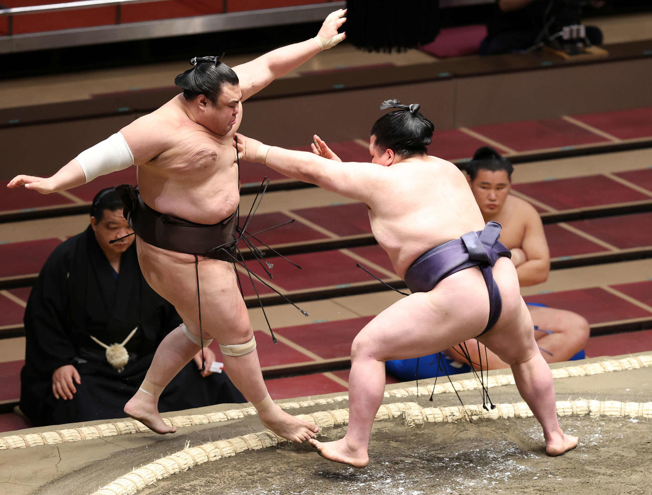 英乃海（左）を押し出しで破る阿武咲（撮影・鈴木正人）