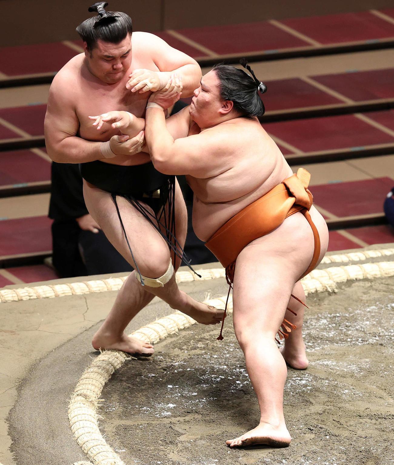 霧馬山（左）を押し出しで破る御嶽海（撮影・鈴木正人）