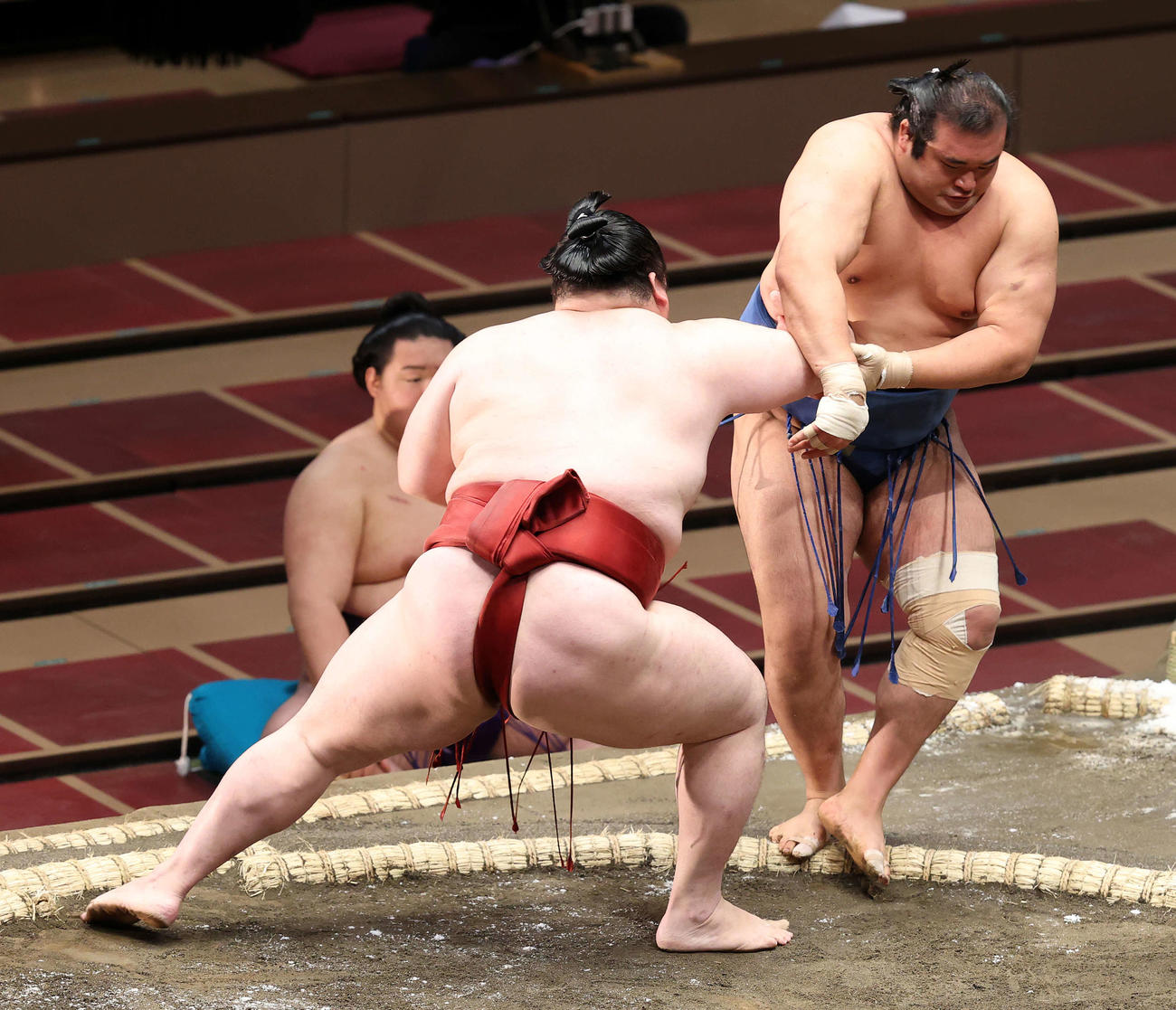 千代の国（右）を押し出しで破る隆の勝（撮影・鈴木正人）