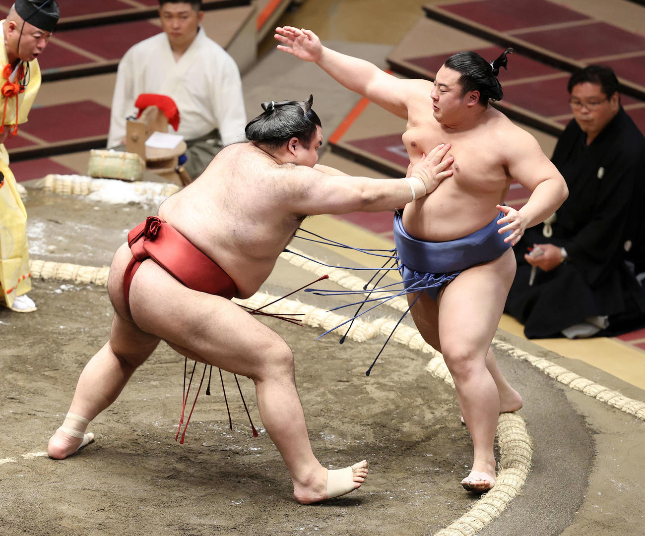 翔猿（右）を突き出しで破る高安（撮影・鈴木正人）