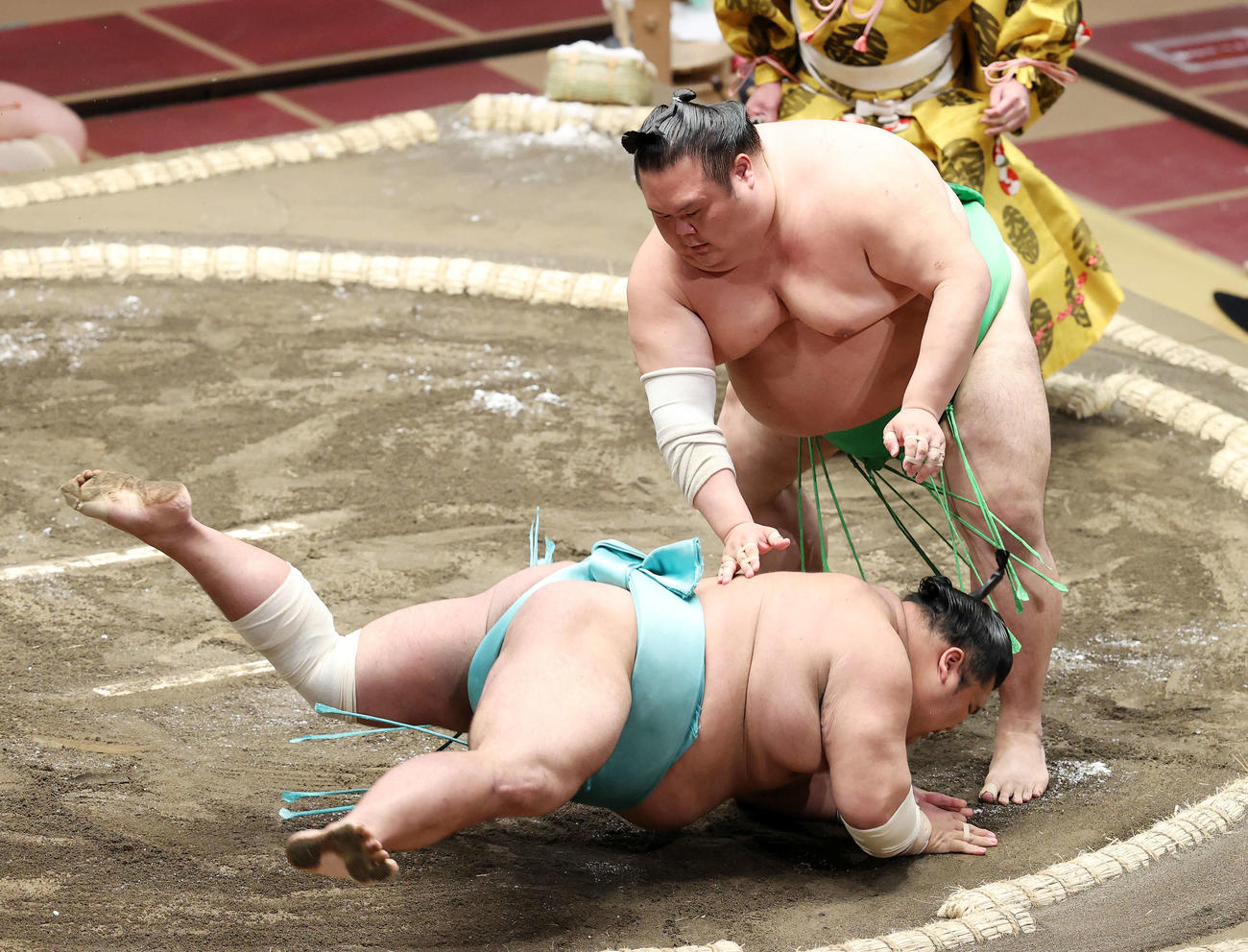 天空海（左）を引き落としで破る千代丸（撮影・鈴木正人）