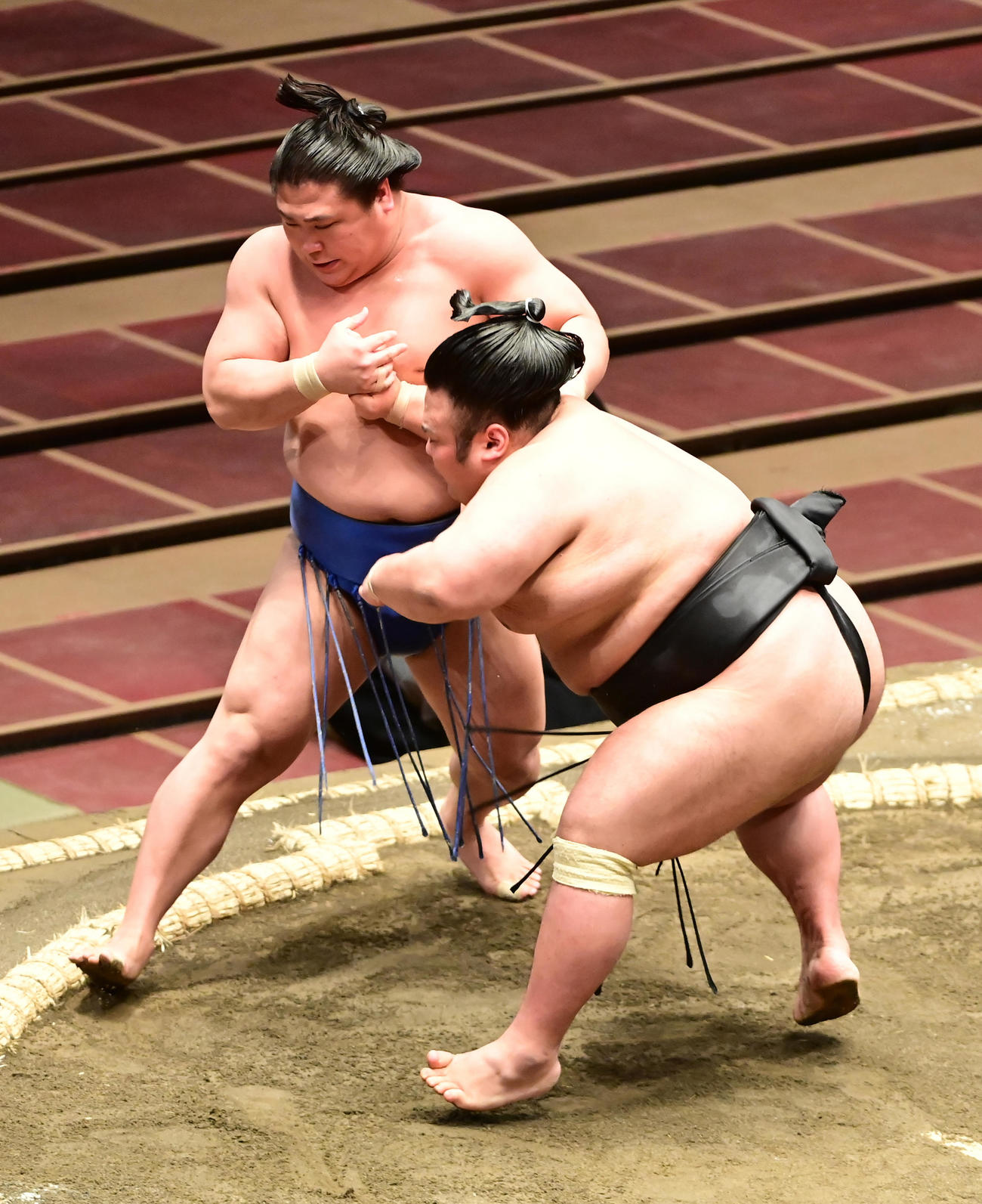 貴景勝（右）は若隆景を押し出しで破る（撮影・小沢裕）