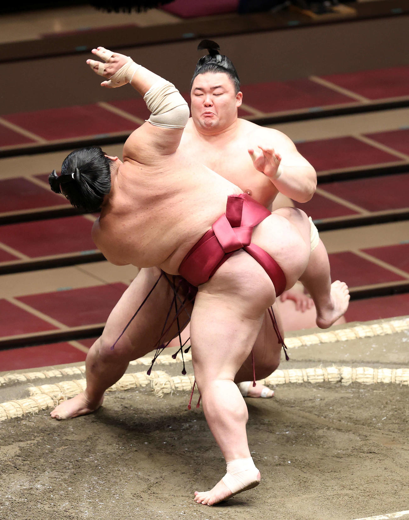 大栄翔（手前）と攻め合う朝乃山（撮影・鈴木正人）