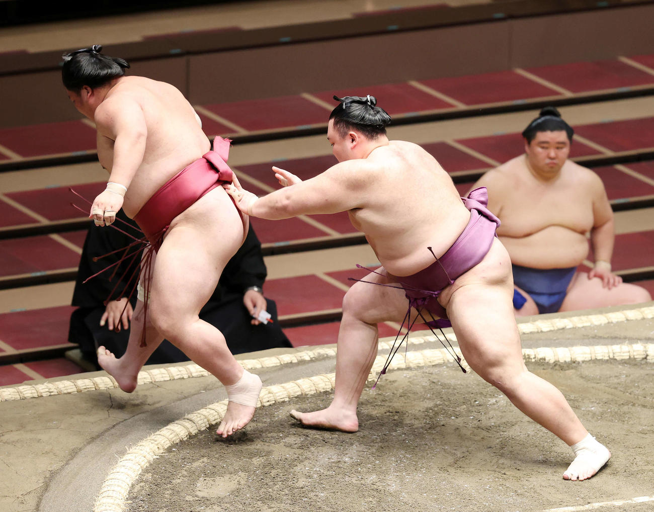 大栄翔（左）を送り出しで破る朝乃山（撮影・鈴木正人）