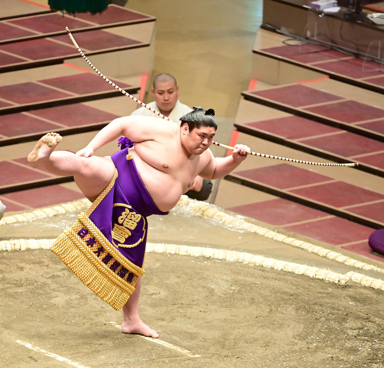 大相撲夏場所初日、弓取式に臨む将豊竜（撮影・小沢裕）