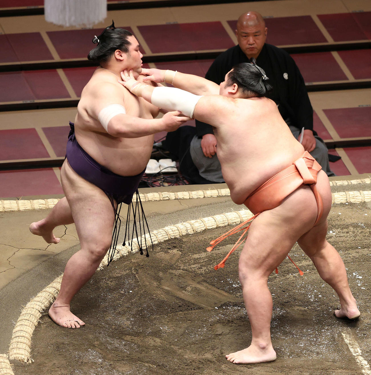 大奄美（左）を突き出す千代大龍（撮影・河野匠）