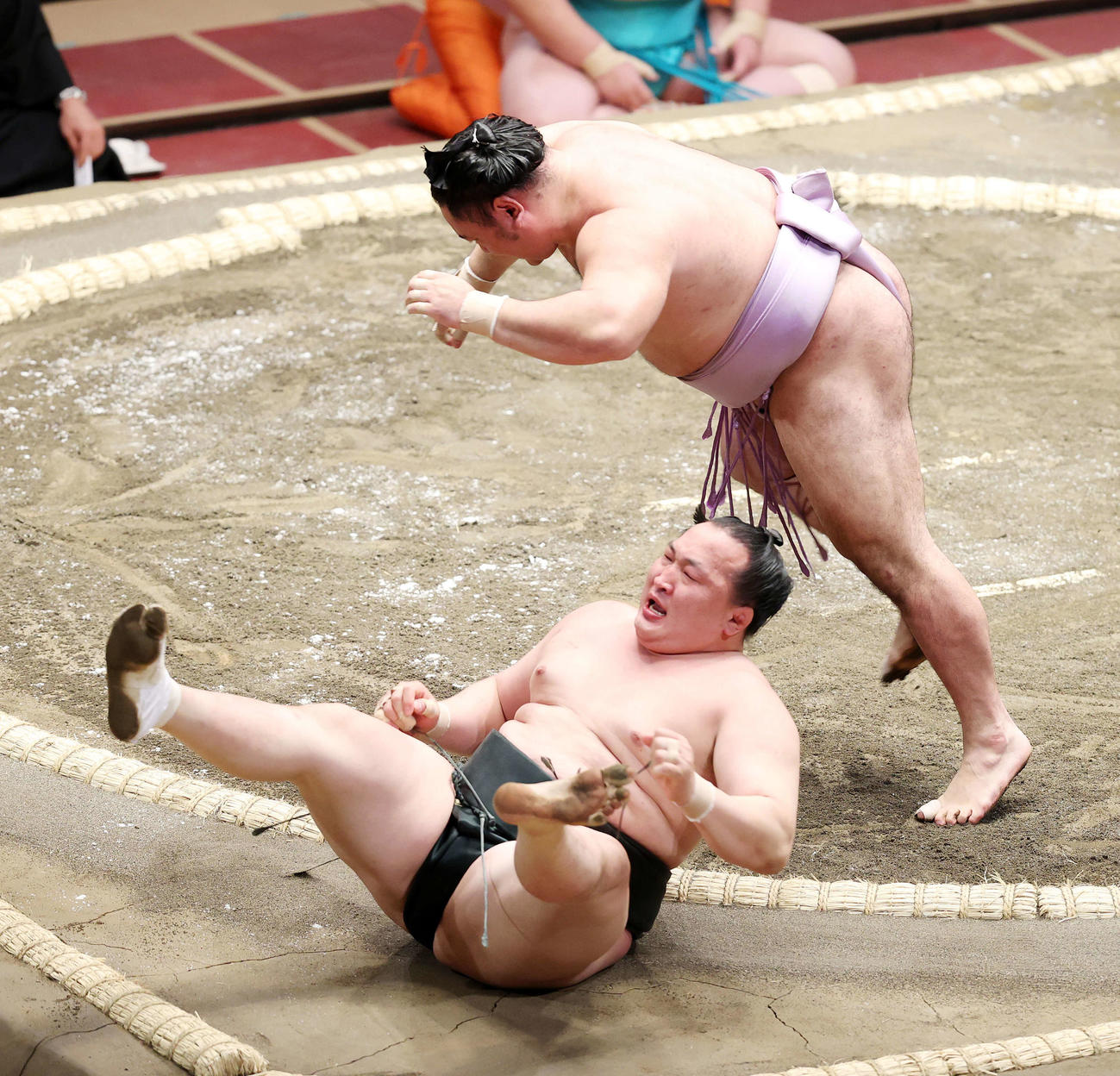 千代翔馬（下）を小手投げで破る琴恵光（撮影・鈴木正人）