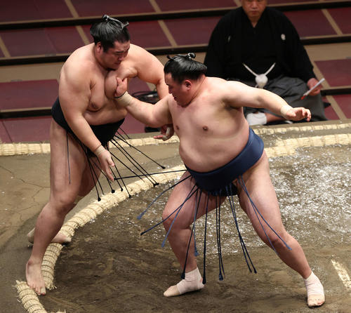 輝(左)を押し出す玉鷲(撮影・河野匠)