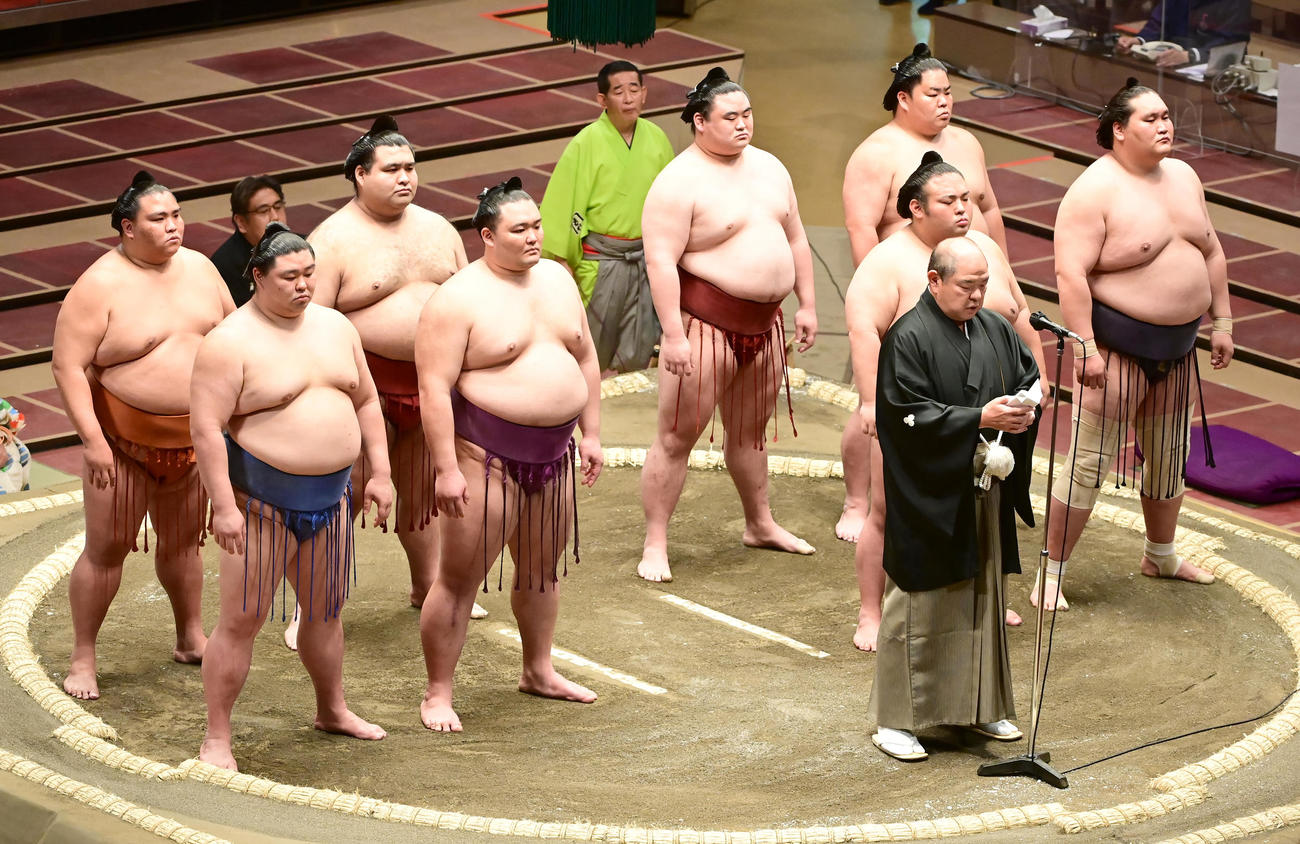 協会あいさつに臨む、前列左から正代、朝乃山、八角理事長、貴景勝、照ノ富士、後列左から御嶽海、高安、隆の勝、大栄翔（撮影・小沢裕）