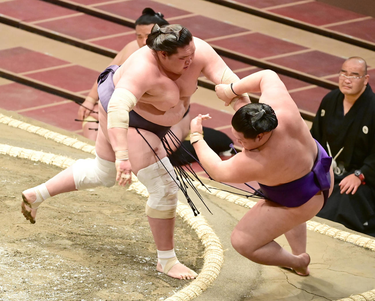 照ノ富士（左）はきめ出しで明生を破る（撮影・小沢裕）