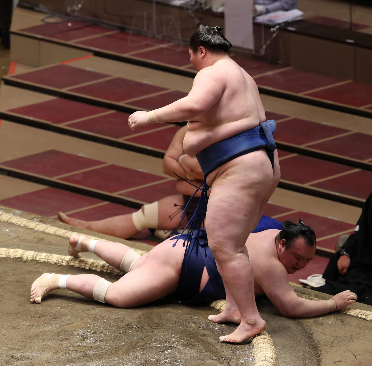 宝富士（下）を下手出し投げで破った逸ノ城（撮影・河野匠）