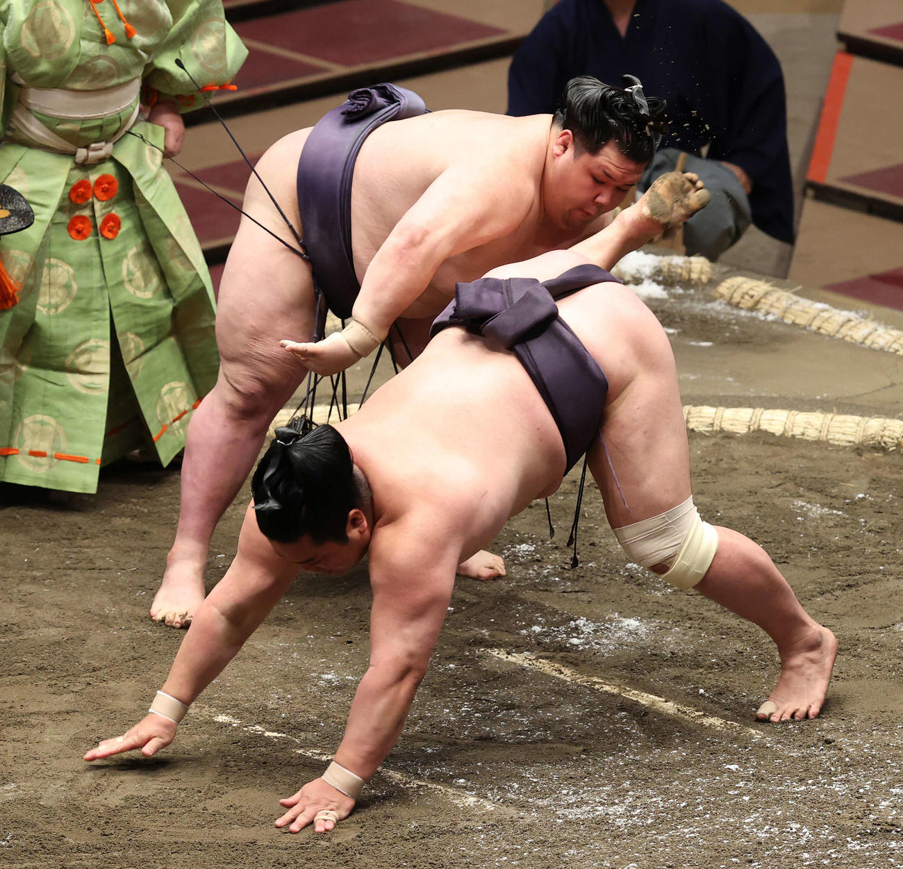 妙義龍（手前）を引き落とす阿武咲（撮影・河野匠）