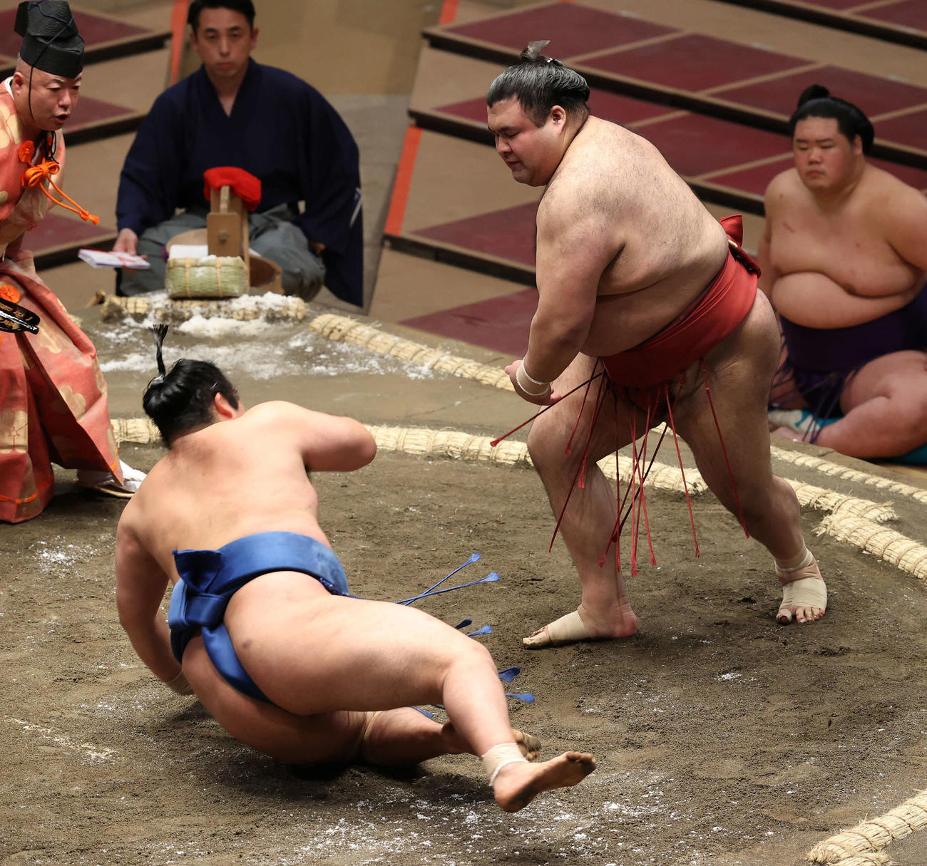 千代の国（左）を突き倒す高安（撮影・河野匠）