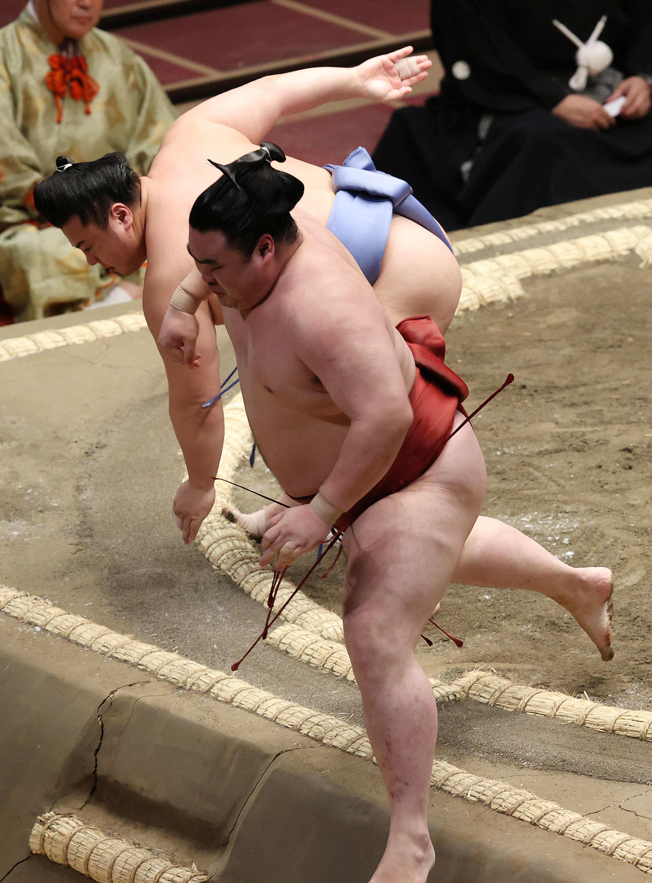 隆の勝（手前）を押し出す翔猿（撮影・河野匠）