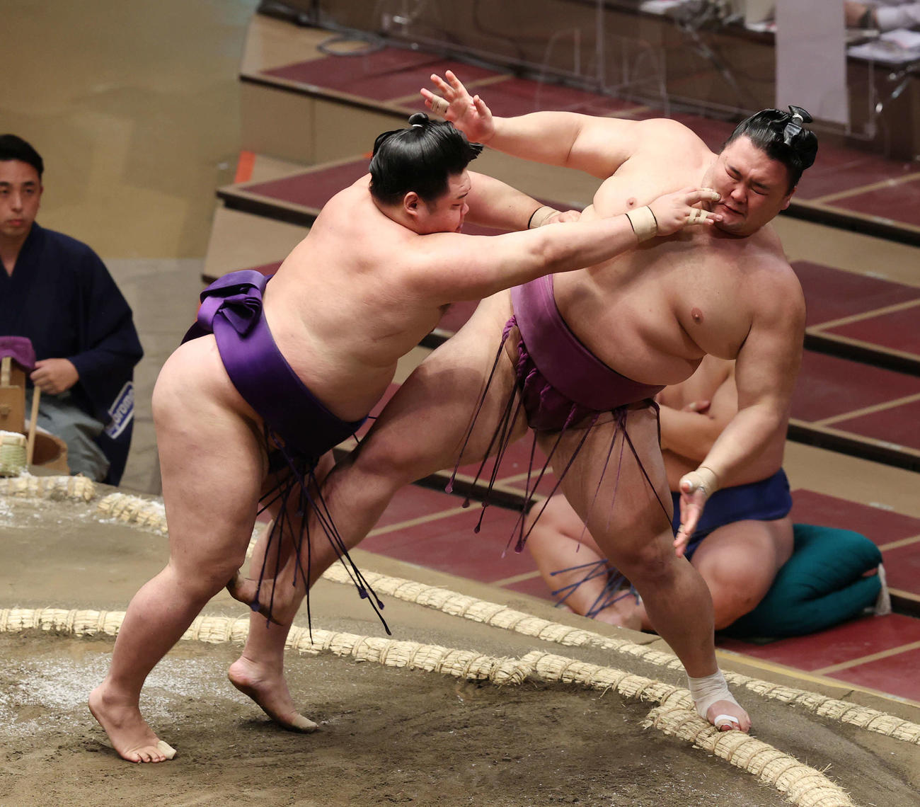 明生（左）に押し出される朝乃山（撮影・河野匠）