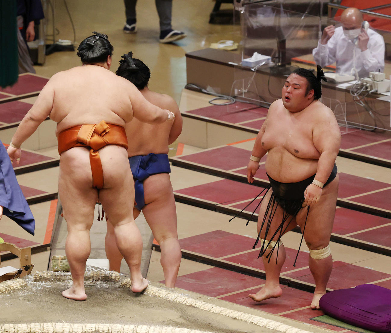 御嶽海（左）に敗れぼうぜんとする貴景勝（撮影・河野匠）