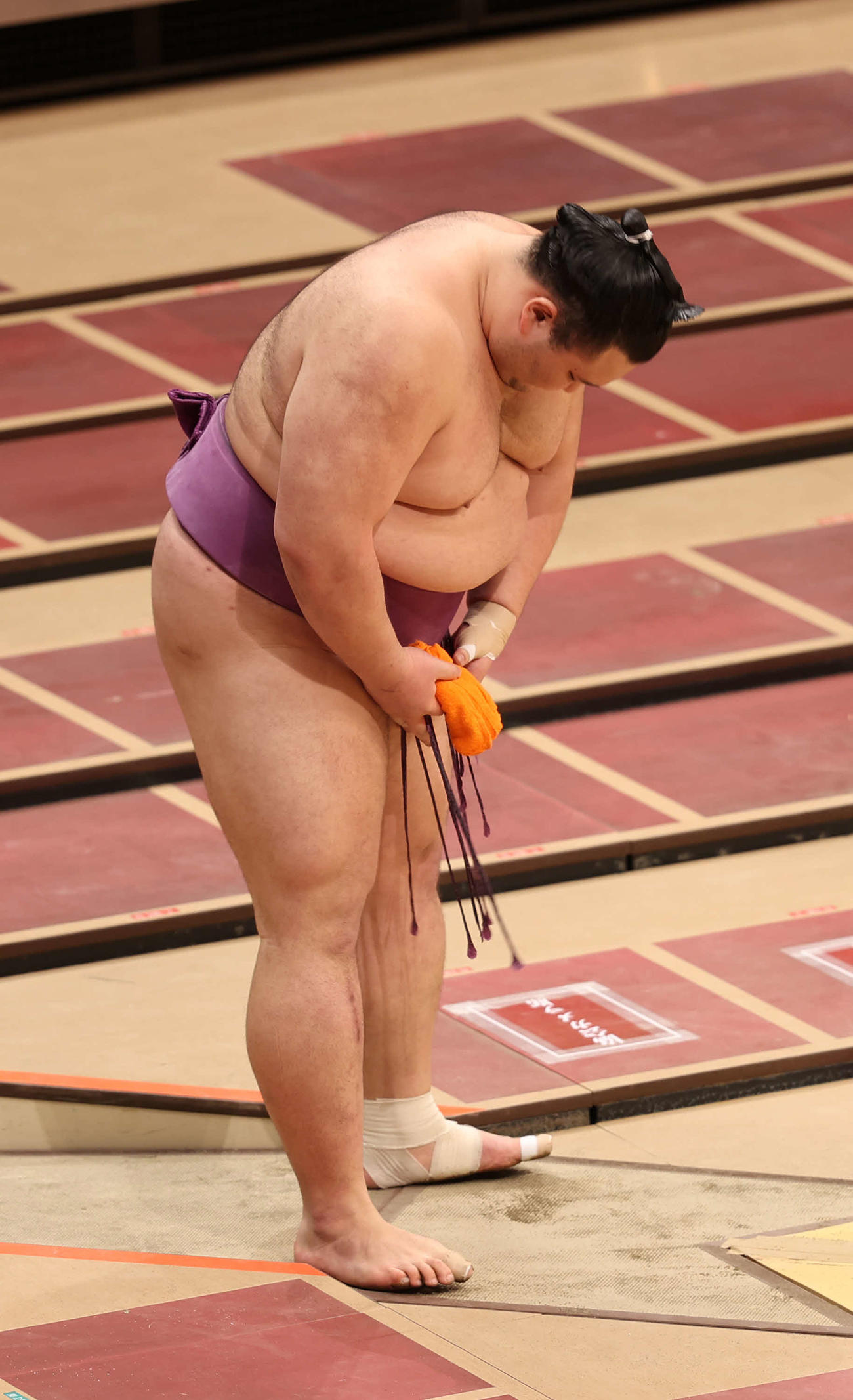 明生に敗れがっくりと引き揚げる朝乃山（撮影・河野匠）