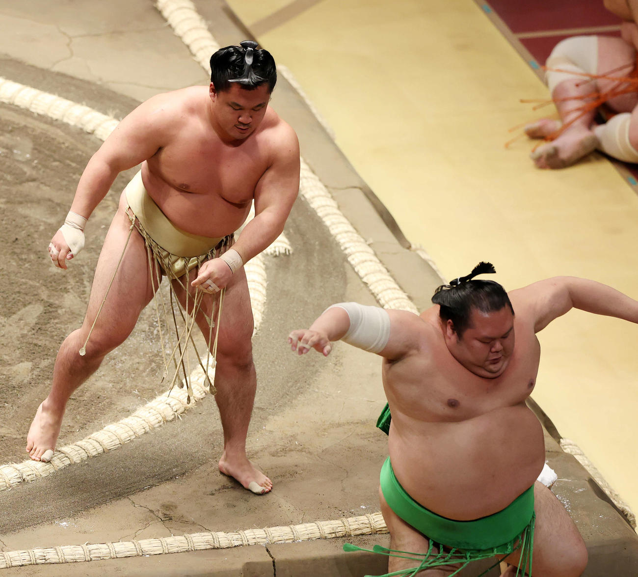 千代丸（右）を送り出しで破る石浦（撮影・鈴木正人）
