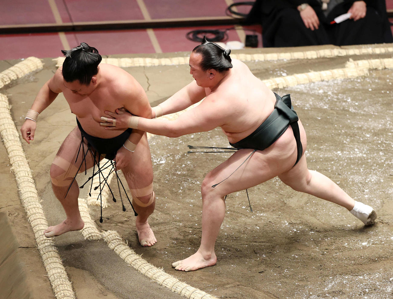 照強（左）を押し出しで破る千代翔馬（撮影・鈴木正人）