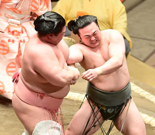 宇良(左)はきめ出しで炎鵬を破る(撮影・小沢裕)