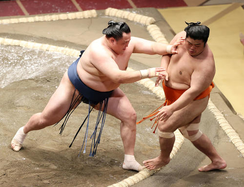 志摩ノ海(右)を押し出しで破る玉鷲(撮影・鈴木正人)