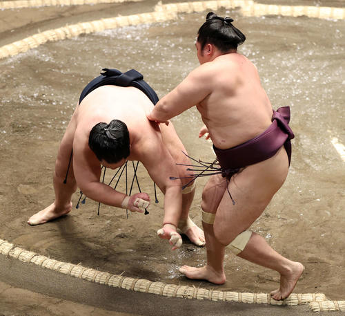 輝(左)をはたき込みで破る遠藤(撮影・鈴木正人)