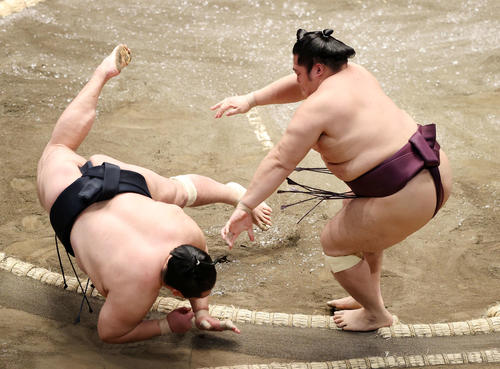 輝(左)をはたき込みで破る遠藤(撮影・鈴木正人)