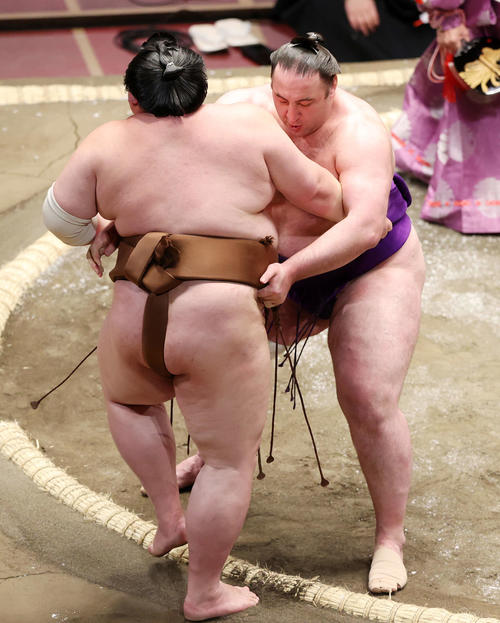 剣翔(手前)を寄り切りで破る栃ノ心(撮影・鈴木正人)