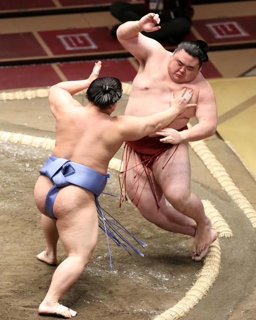 隆の勝(右)を押し出しで破る翔猿(撮影・鈴木正人)