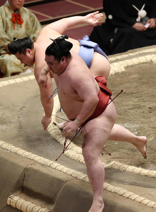 隆の勝(手前)を押し出す翔猿(撮影・河野匠)
