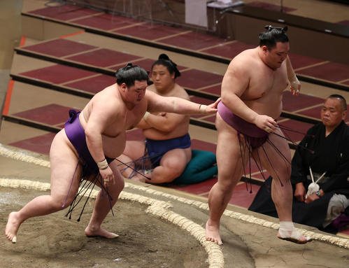 明生(左)に押し出される朝乃山(撮影・河野匠)