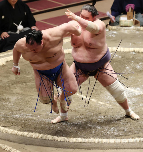 北勝富士(手前)を送り出す照ノ富士(撮影・河野匠)