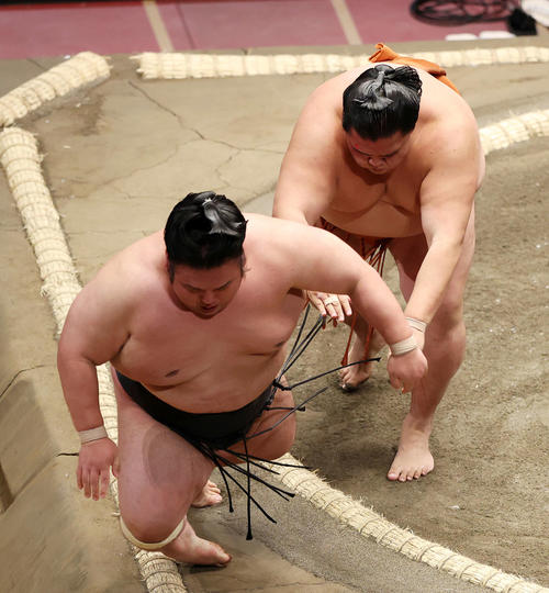 貴景勝(左)を押し倒しで破る御嶽海(撮影・鈴木正人)