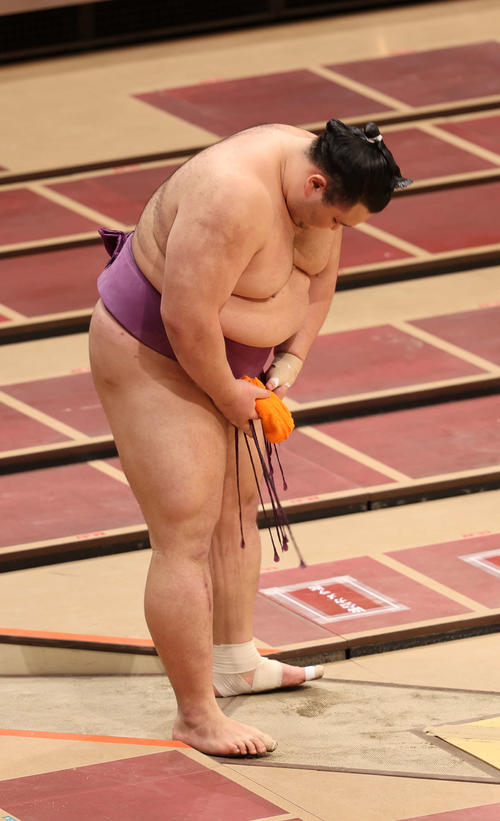 明生に敗れがっくりと引き揚げる朝乃山(撮影・河野匠)